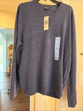 Men's V-Neck Sweater in Heather Navy